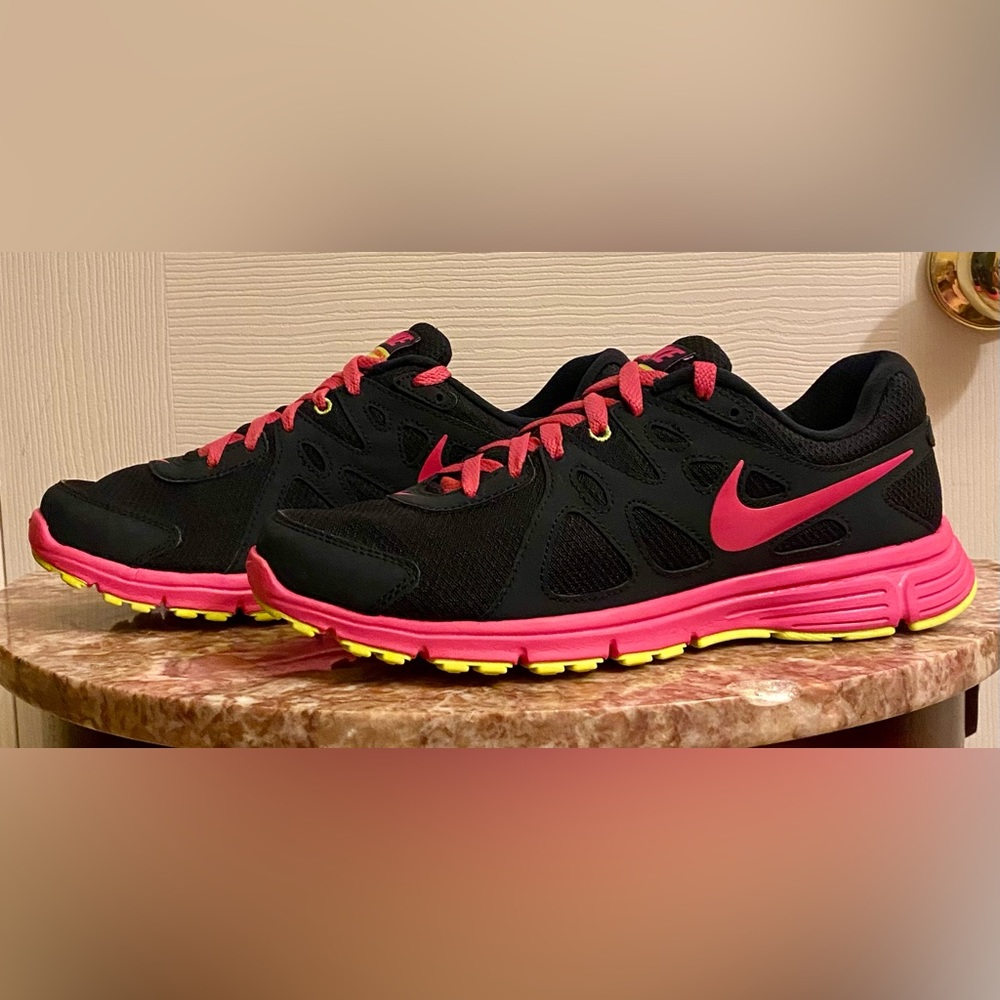 NIKE Revolution 2 Running Shoe; Size 11; Black and Pink; Perfect condition. - Picture 10 of 10